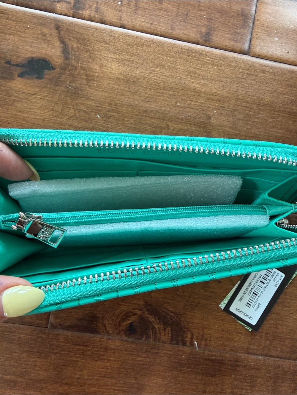 Badgley Mischka Green Quilted Vegan Leather Wallet NWT - Picture 4 of 4